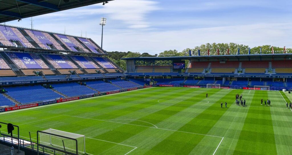 Stade de football avec pelouse verte. Stade de la mosson