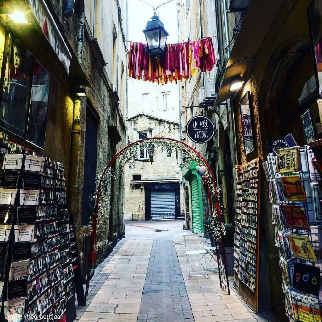 Rue étroite avec décorations colorées - Rue de la Vieille