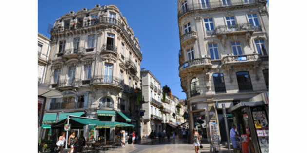 Grand Rue Jean Moulin à Montpellier : histoire, commerces et vie urbaine au cœur de l’Écusson
