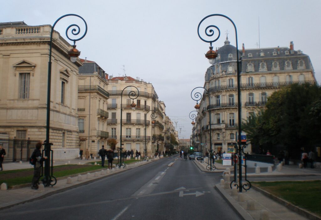 Rue animée avec lampadaires décoratifs