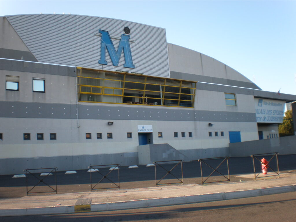 Bâtiment moderne avec logo M.