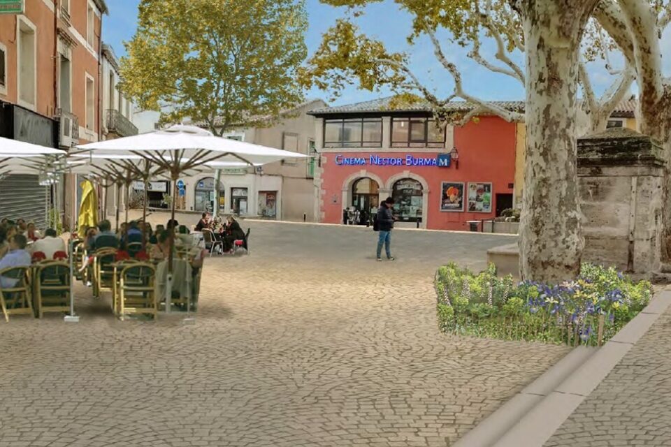 Terrasse de café dans une place