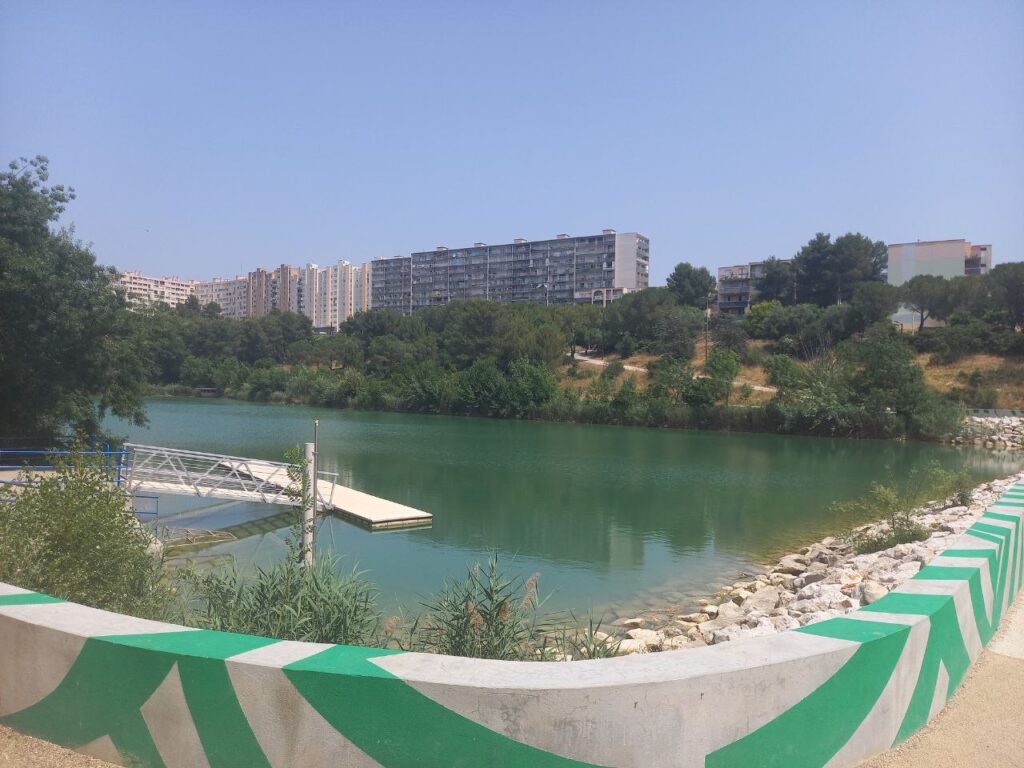 Lac paisible entouré de verdure.