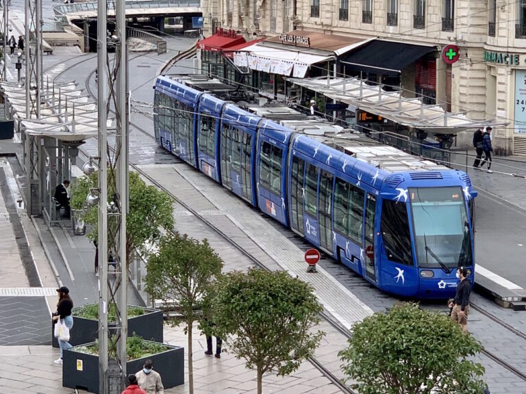 Station Comédie – Tramway Montpellier : tout savoir sur le cœur névralgique du réseau